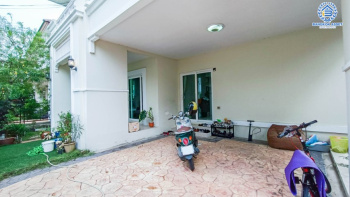 *****บ้านเดี่ยวมือสองย่านนนทบุรี หมู่บ้าน เดอะเซนโทร รัตนาธิเบศร์-ราชพฤกษ์ เนื้อที่กว้างขวางเกือบ 51 ตร.ว.  ฟังก์ชัน 3 ห้องนอน 3 ห้องน้ำ ที่จอดรถ 2 คัน เฟอร์นิเจอร์บิ้วท์อิน พร้อมอยู่ บนทำเลแห่งการเดินทาง ใกล้รถไฟฟ้าสายสีม่วง "สถานีบางพลู" และทางด่วน "งามวงศ์วาน"